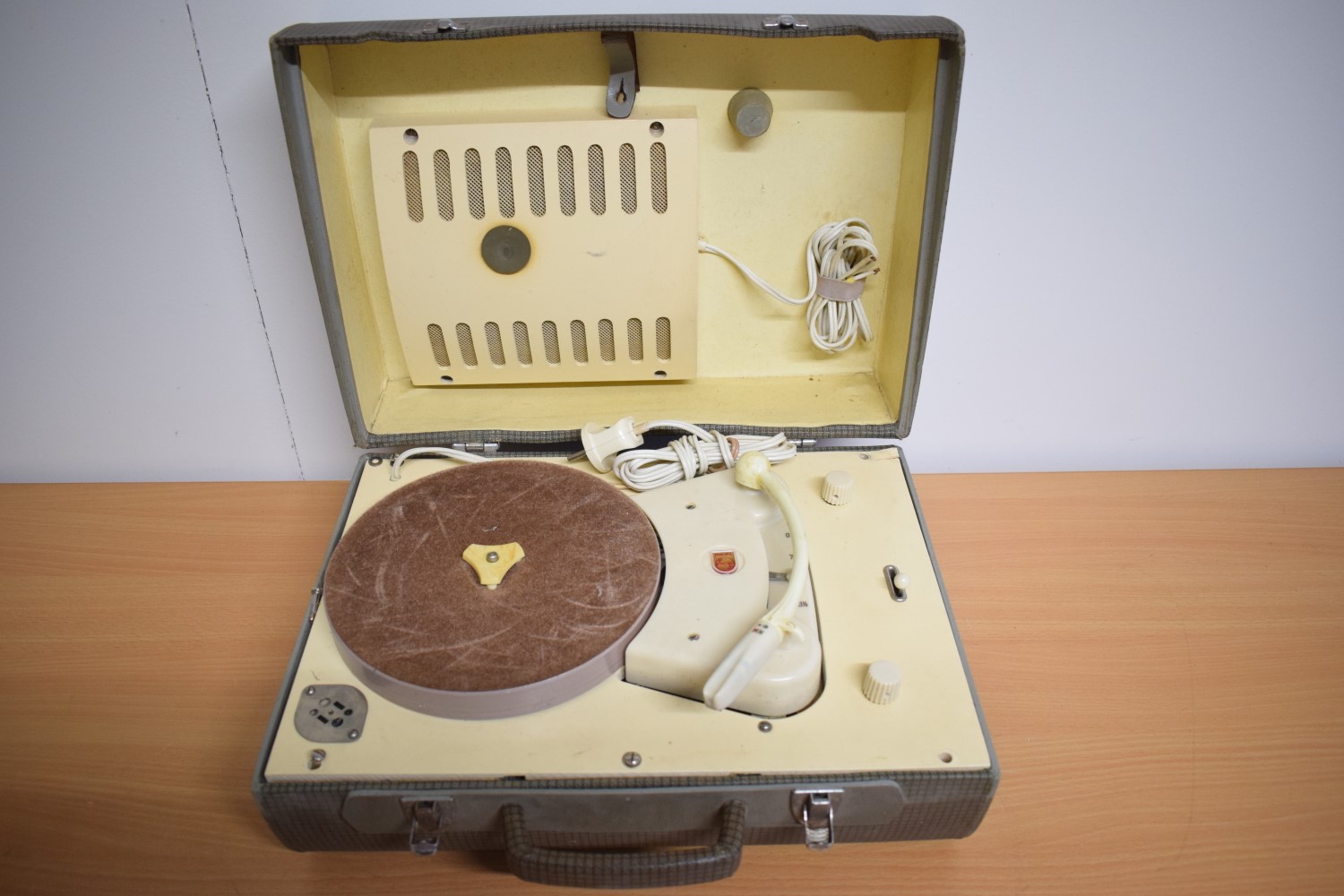 Philips AG9102 suitcase Turntable  			